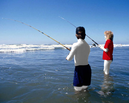 Zwei Personen am Angeln im Meer, bis zu den Knien im Wasser stehend