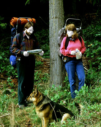 Zwei Wanderer im Wald mit Landkarte