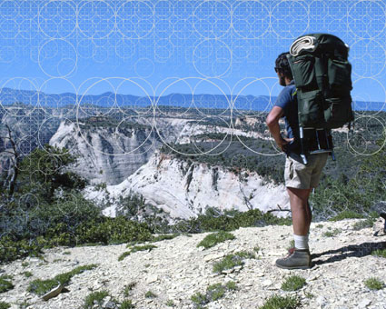 Wanderer mit Ausblick auf Canyonlandschaft